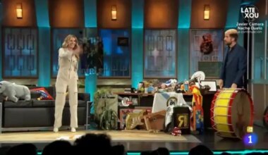 Paula Vázquez recurre a un audio de una amiga para sortear las preguntas clásicas de 'La Revuelta' y le quita el regalo a Broncano