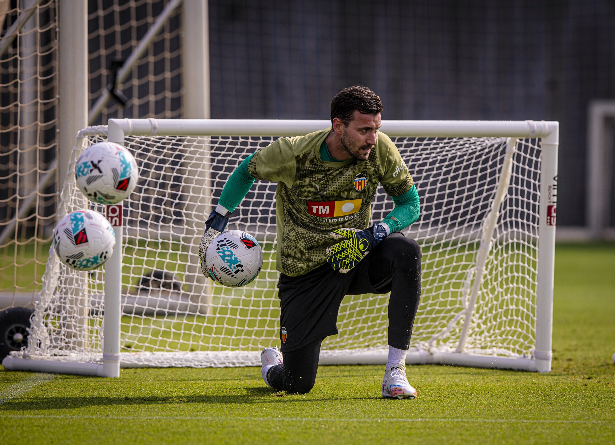 Dimitrievski, en un entrenamiento con el Valencia.