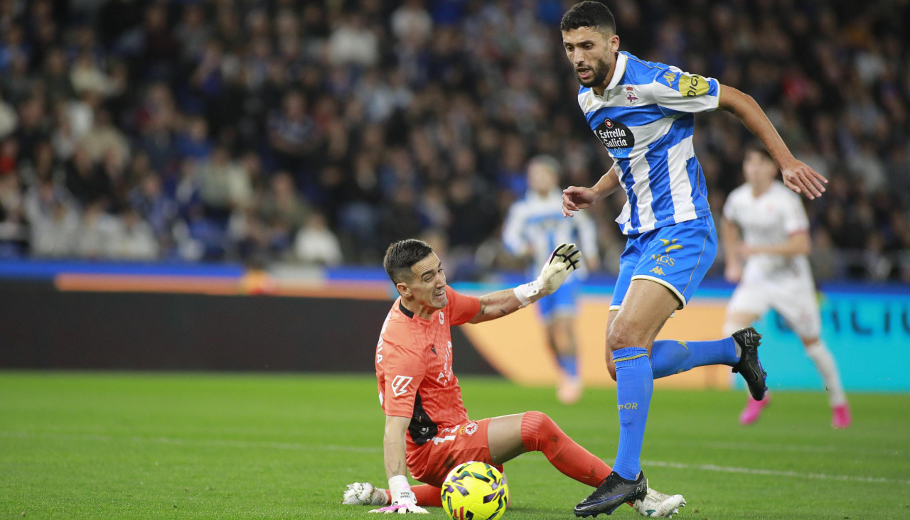Eddahchouri regatea a Badia durante el partido contra la Cultural Leonesa