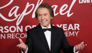 La industria musical regala a Raphael “su gran noche” como Persona del Año en los Latin Grammy
