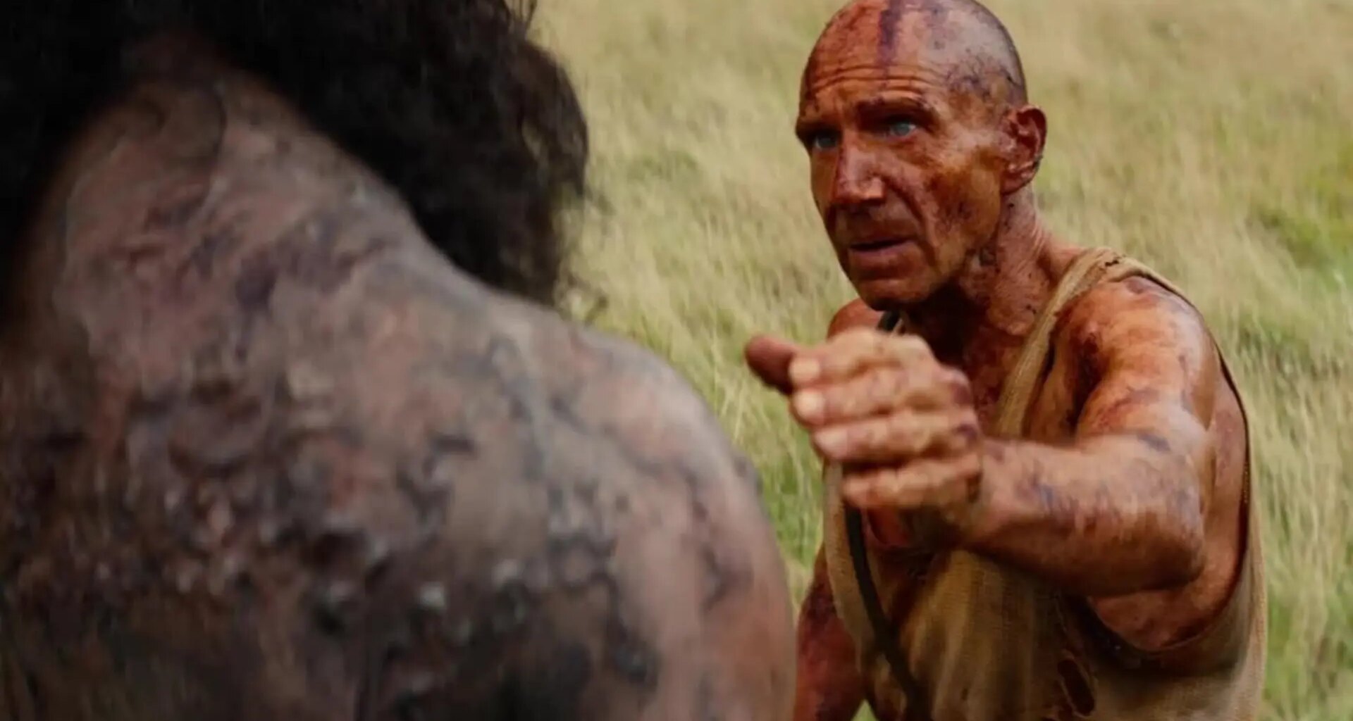 El templo de los huesos presenta un nuevo adelanto con Ralph Fiennes enfrentándose a un nuevo terror