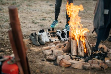 Tras cada etapa, los corredores descansan y convinen en campamentos con todos los servicios y comida (también hay opción de alojarse en hoteles).