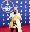 Mon Laferte en la alfombra roja de los Latin Grammy