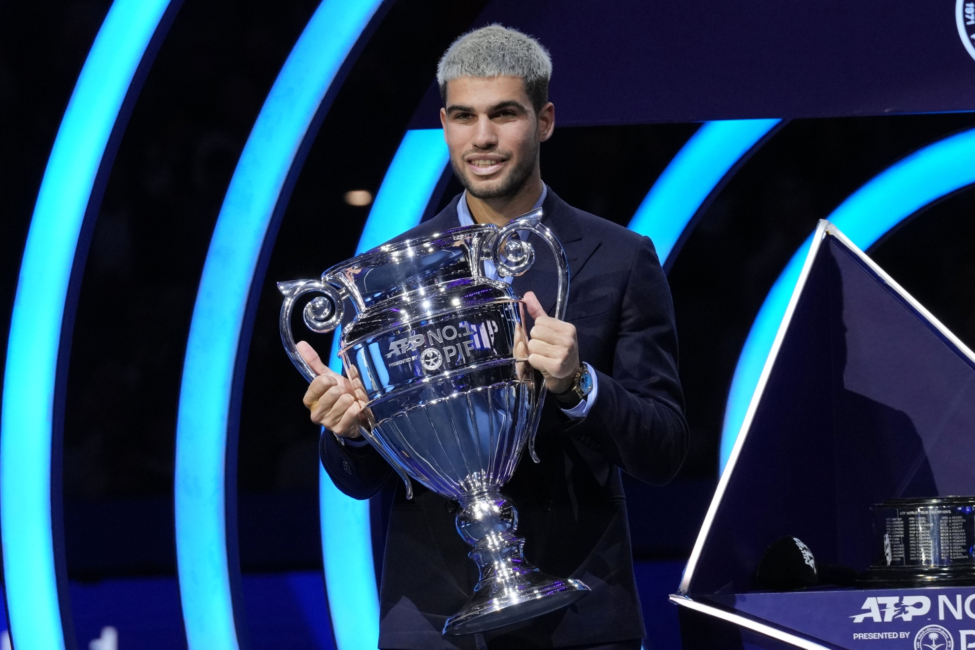 Alcaraz coge con fuerza la copa que le acredita como el mejor.