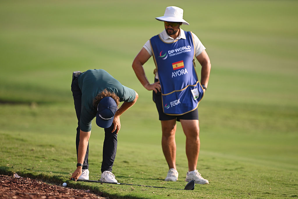 Ayora contempla su bola tras el primer golpe en el 18. Tuvo que dropar
