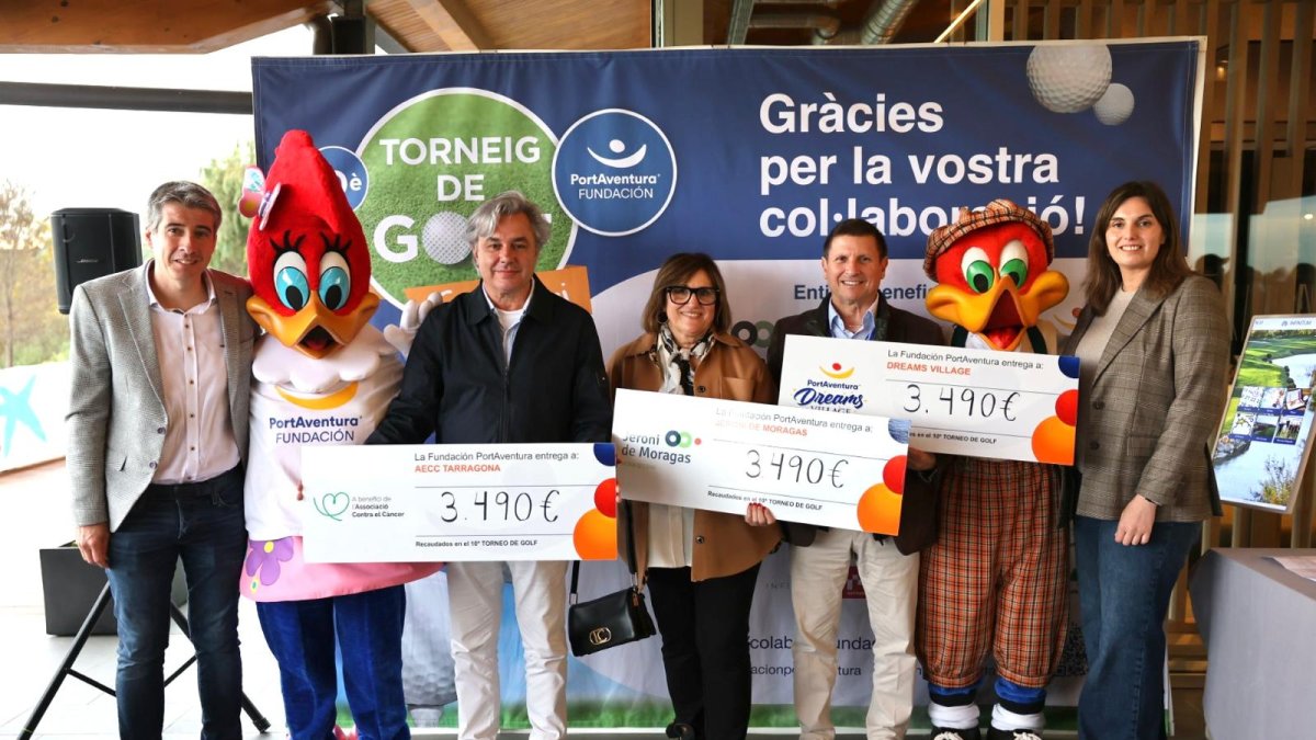 Los representantes de las tres entidades con los cheques del dinero que percibirá cada una.