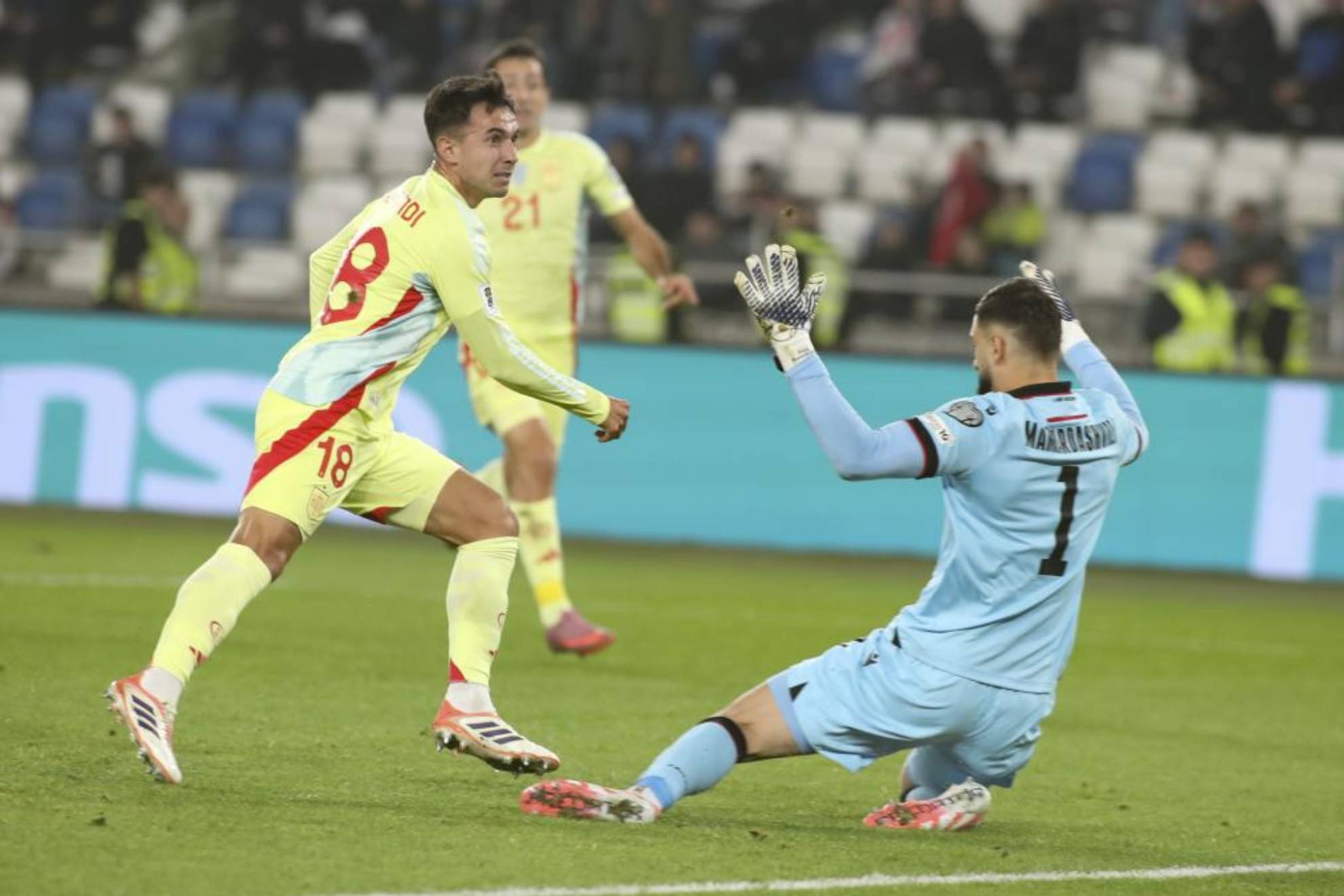 Zubimendi marca un gol ante Mamardashvili en el Georgia-España.