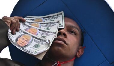 El nuevo borrador de acuerdo omite dejar atrás la energía fósil y bloquea la conferencia del clima