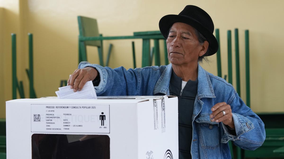 Ecuador vota si abre el camino a una nueva Constitución