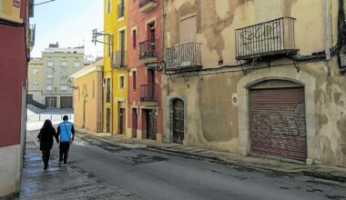 La Casa de les Ànimes se encuentra en la calle Arc de Sant Llorenç, junto a la sede del Col·legi d