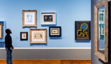 “Este mundo aún se tiene en pie como puede, pero vemos los signos de su próxima caída brillando en la oscuridad”