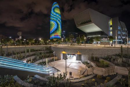 El edificio es un gran centro neurálgico del talento y la cultura, integrado en el gran espacio comunitario de la Plaça de les Glòries