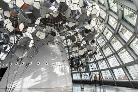 Uno de sus espacios más representativos es el Mirador Torre Glòries, en la planta 30, que ofrece una vista panorámica