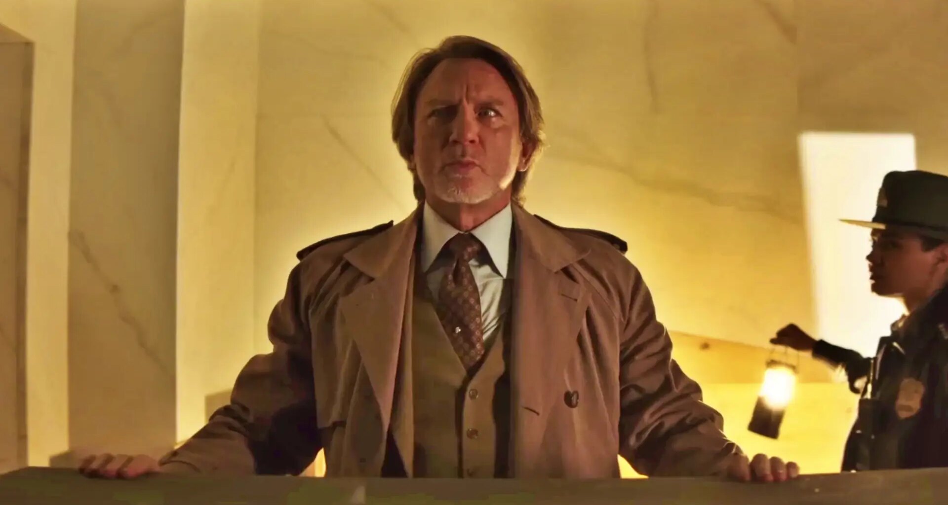 De entre los muertos, con Daniel Craig topándose con la iglesia