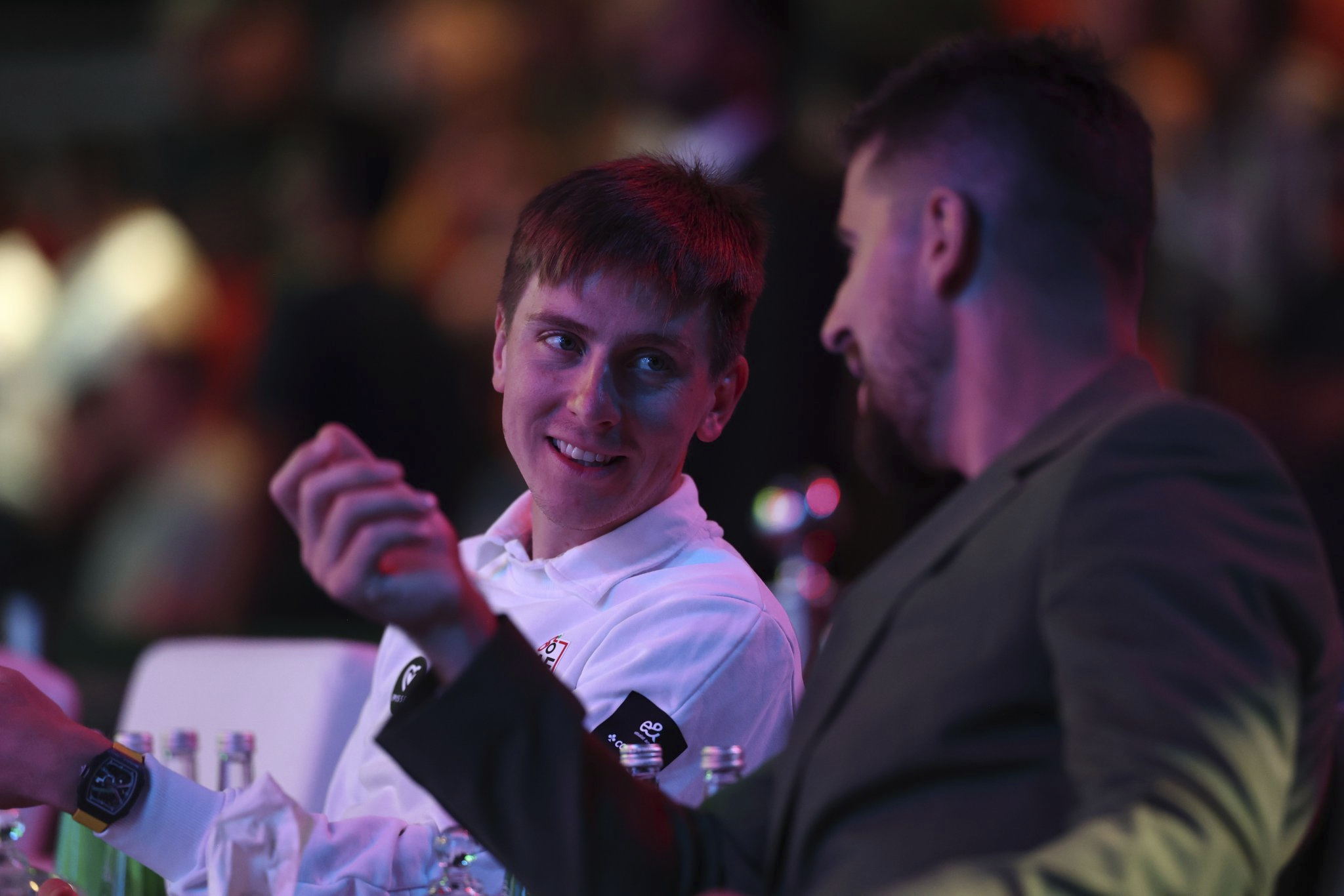 Pogacar, hablando con Sagan en el evento.