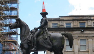 ¿Por qué esta estatua tiene siempre un cono de tráfico encima de la cabeza?