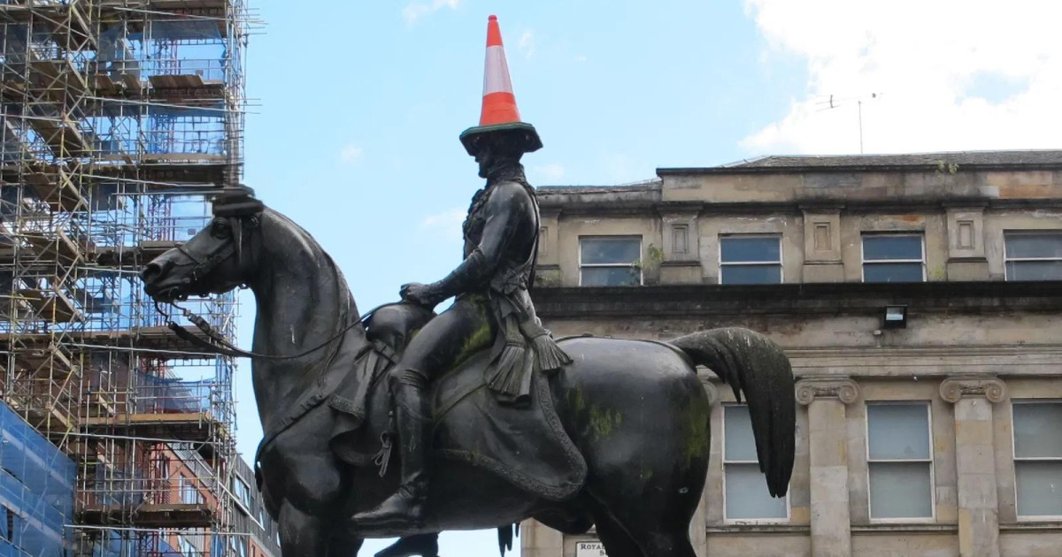 ¿Por qué esta estatua tiene siempre un cono de tráfico encima de la cabeza?