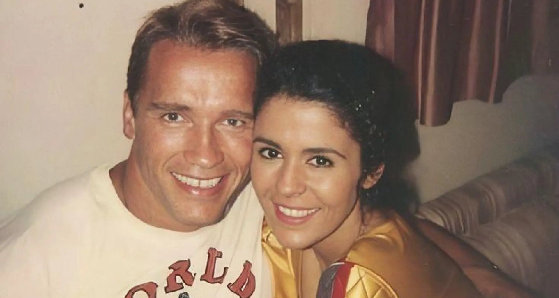 La mítica actriz y cantante de los ochenta que enseñó a besar a Schwarzenegger: "Era como... con la lengüita" - 20Minutos