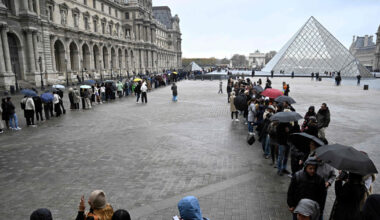 Dos bromistas burlan la seguridad del Louvre y cuelgan un cuadro hecho por ellos junto a la Gioconda