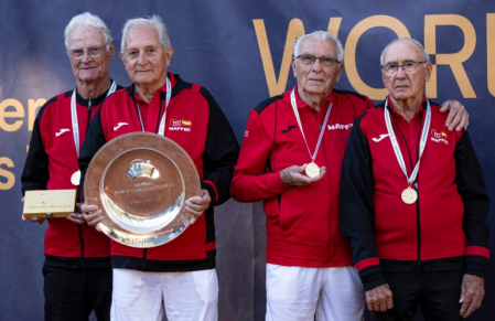 La expedición de la Selección española que se llevó el oro en el Mundial de tenis sénior; en el centro, a la derecha, el balaguerense Antoni Carreño sostiene su medalla.