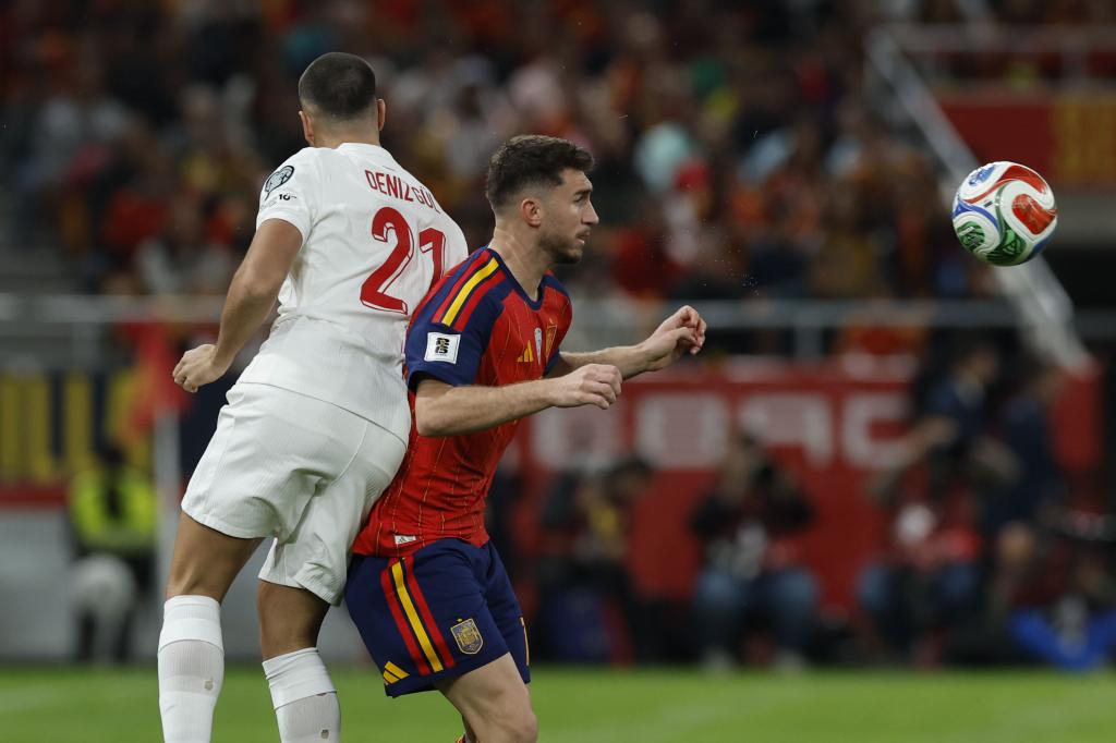 El defensa de la selección española, Aymeric Laporte disputa un balón.
