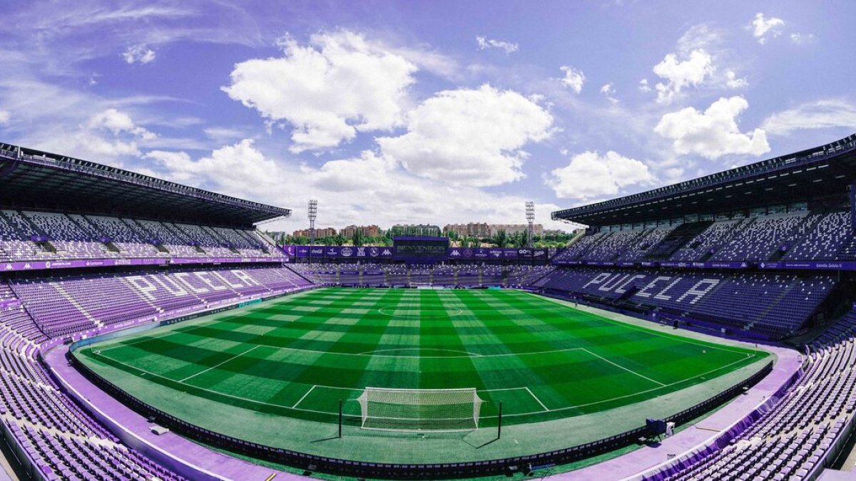Aspecto actual del fondo Sur del estadio, que impide su cerramiento uniforme en forma de ‘bombonera’.