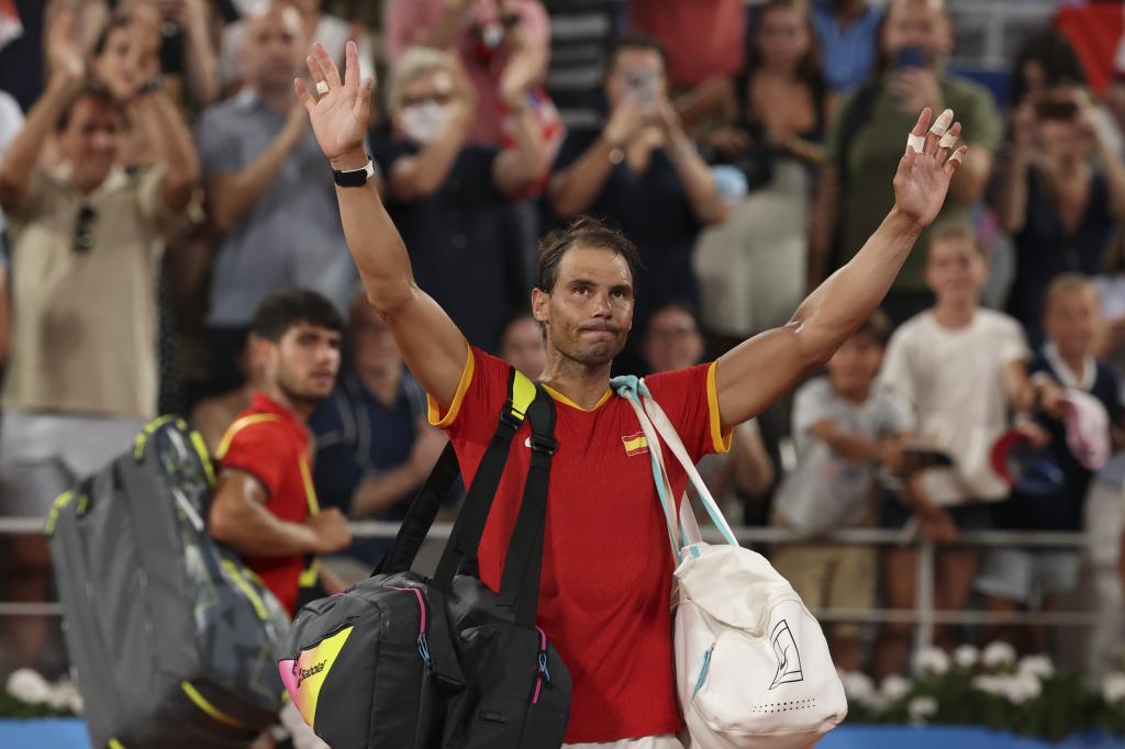 PARÍS, 31/07/2024.- El español Rafa Nadal tras perder ante los estadounidenses Austin Krajicek y Rajee Ram en los cuartos de final de dobles masculinos de tenis de los Juegos Olímpicos de París 2024, en el complejo de tenis Roland Garros de París. EFE/ Juanjo Martín