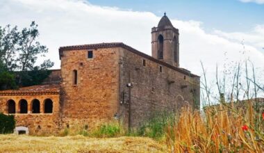 de estética medieval, a media hora de la playa y con una estrecha relación con Salvador Dalí