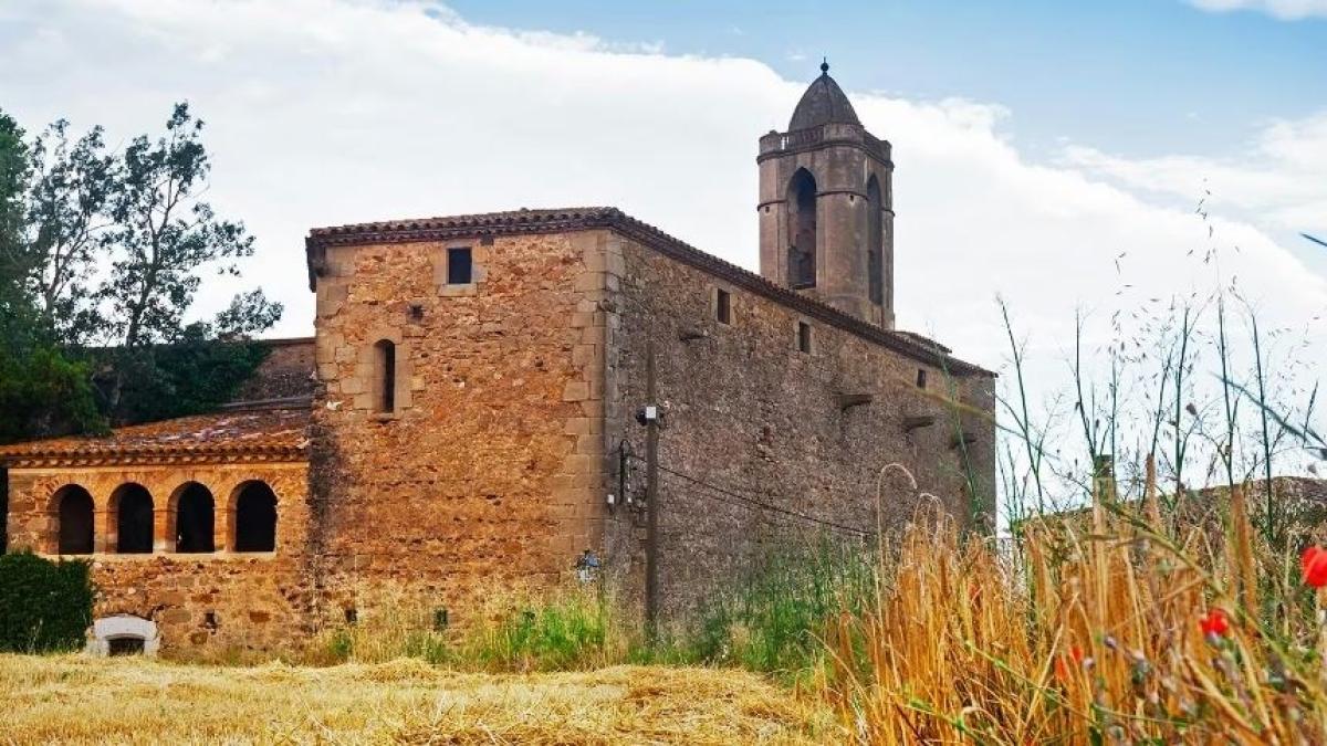 de estética medieval, a media hora de la playa y con una estrecha relación con Salvador Dalí