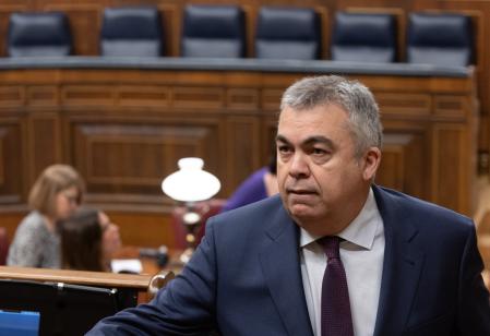 El secretario de Organización del PSOE, Santos Cerdán, a su llegada a una sesión plenaria en el Congreso de los Diputados, a 21 de marzo de 2024, en Madrid (España). El Pleno del Congreso debate y vota hoy la creación de la comisión promovida por el PSOE para investigar las irregularidades en la compra de mascarillas y material anticovid por parte del Gobierno y otras administraciones durante la pandemia del coronavirus. Con la comisión, pretenden examinar durante cuatro meses los contratos de material anticovid de la Administración General de Estado y también revisar los procedimientos de contratación de otras administraciones.