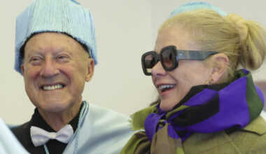 Lady Foster, a cuadros y con gafas para acompañar a su marido, Norman Foster, en su gran día en Madrid