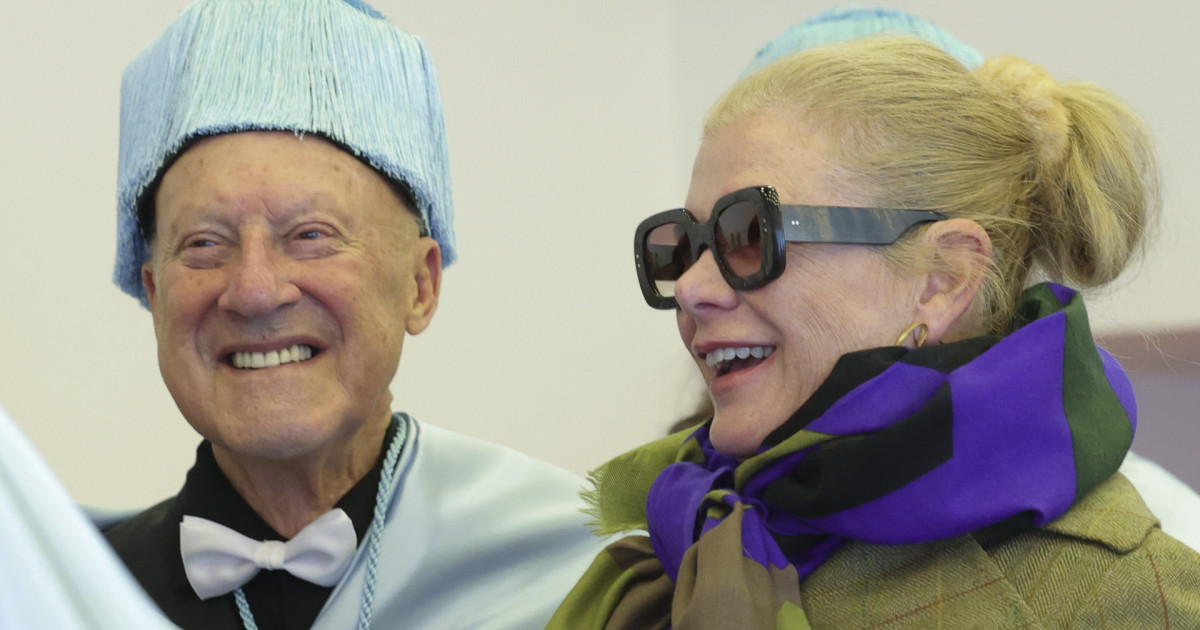 Lady Foster, a cuadros y con gafas para acompañar a su marido, Norman Foster, en su gran día en Madrid