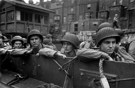 Tropas estadounidenses siendo trasladadas a barcos más grandes, en preparación para la invasión aliada de Normandía. Weymouth, Dorset, Gran Bretaña. 4 de junio de 1944
