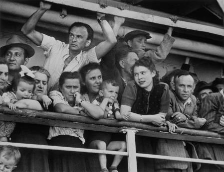 La llegada de miles de inmigrantes procedentes de Europa del Este, Turquía y Túnez. Haifa, Israel, mayo-junio de 1949