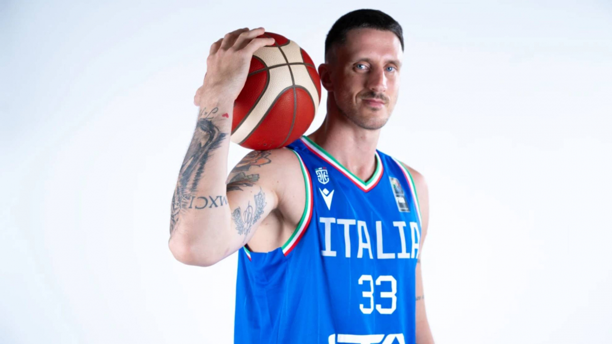 le convoca y le nombra capitán