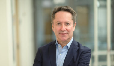 «Está condenada a convivir con la IA, no son competidoras»