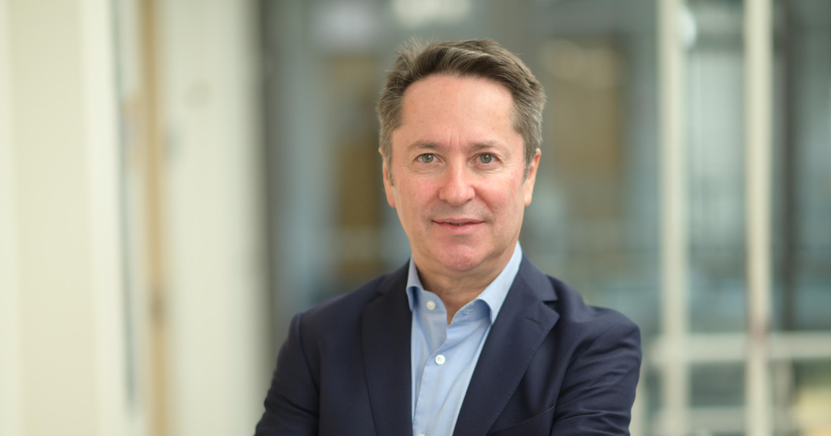 «Está condenada a convivir con la IA, no son competidoras»