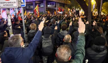 Falangistas marchan contra el régimen “genocida” del 78 y cantan “Pedro Sánchez, tiro en la nuca”