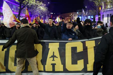 Algunos de los manifestantes en la movilización de la Falange Española, este viernes en Madrid