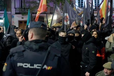 Efectivos policiales han vigilado de cerca la movilización, permitida por la justicia