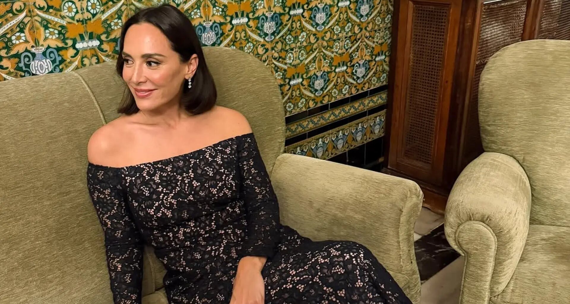 Tamara Falcó celebra sus 44 años con un vestido satinado de Mango, en color tendencia, con escote infinito