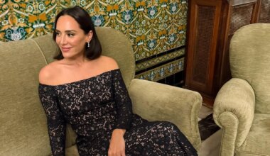 Tamara Falcó celebra sus 44 años con un vestido satinado de Mango, en color tendencia, con escote infinito