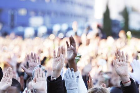 Cientos de personas levantan sus manos en memora de Mehdi Kessaci