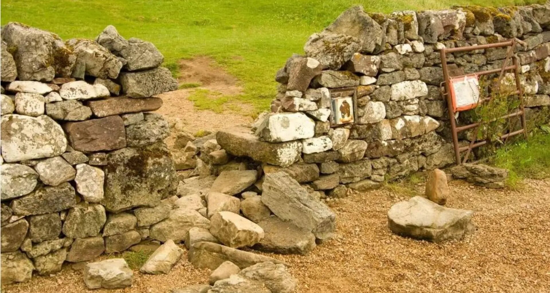 Unos turistas derriban parte del muro de un castillo de 500 años para hacerse una foto