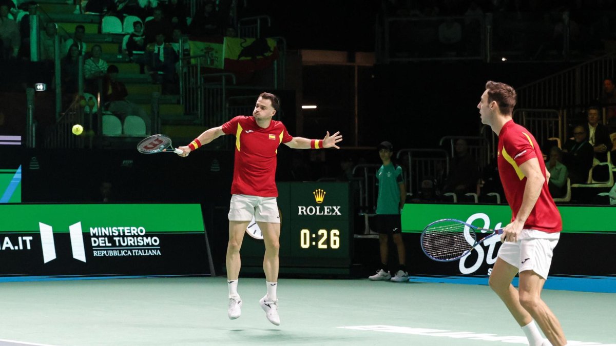 Los españoles Pedro Martinez y Marcel Granollers en las semifinales de la Copa Davis ante Kevin Krawietz y Tim Puetz en el Fiere Exhibition Centre en Bolonia, Italia. EFE/EPA/ELISABETTA BARACCHI.