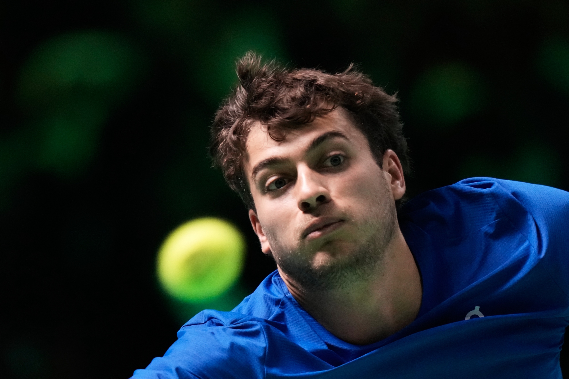 Cobolli mira fijamente la pelota.