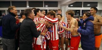 El capitán del Atlético recibió un reconocimiento del vestuario tras alcanzar los 700 partidos oficiales con el club.