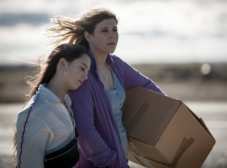 Las actrices Carla Quílez y Ángela Cervantes durante el rodaje de 'La maternal'