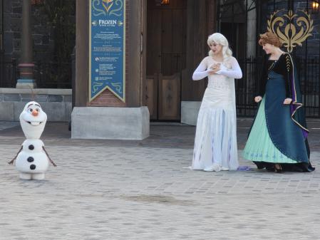 Olaf con Elsa y Anna en la nueva zona que Disneyland Paris dedica al universo de Frozen