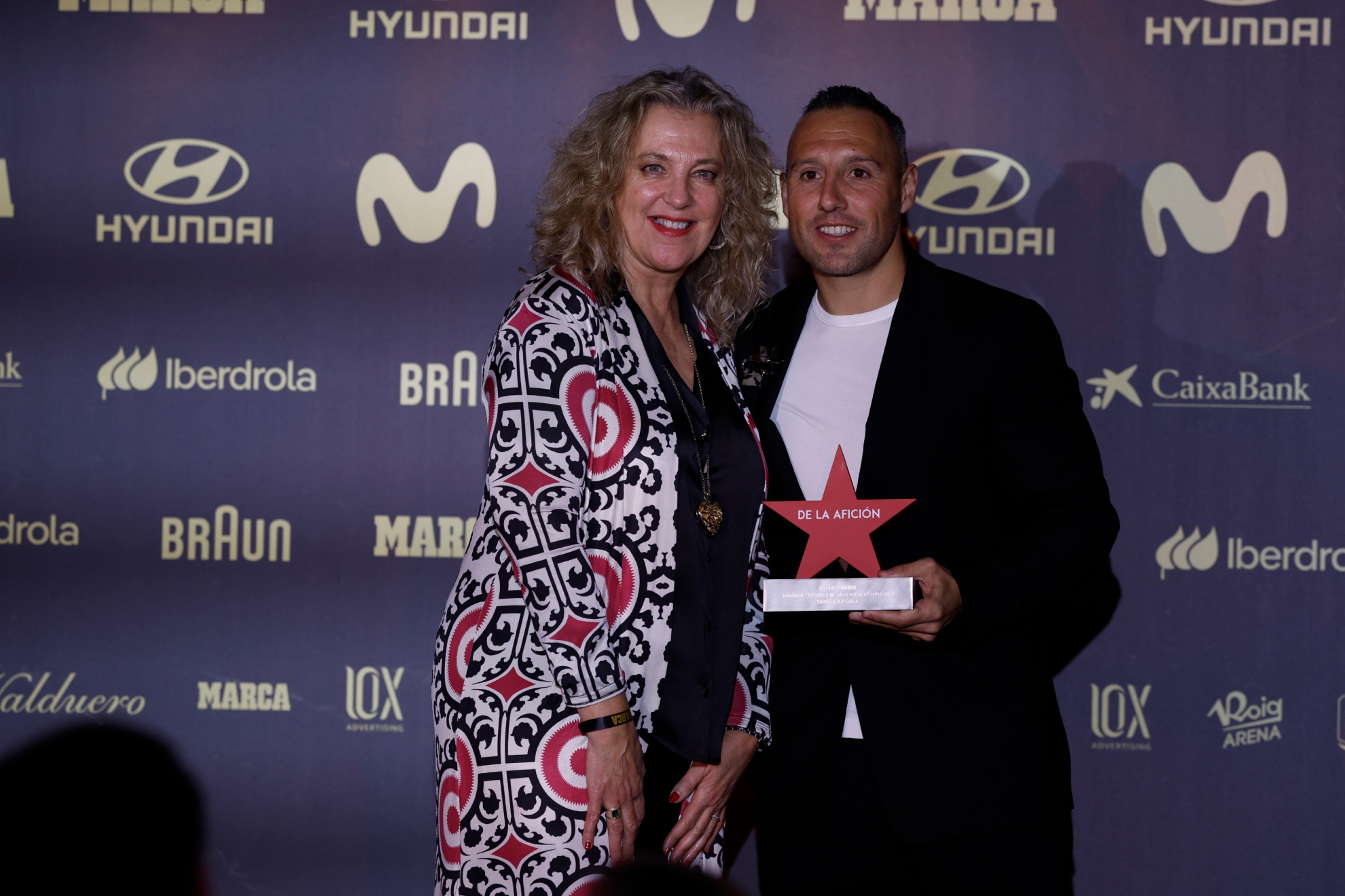 Cazorla, recibiendo el premio de manos de Margarita Rodríguez (Hyundai).